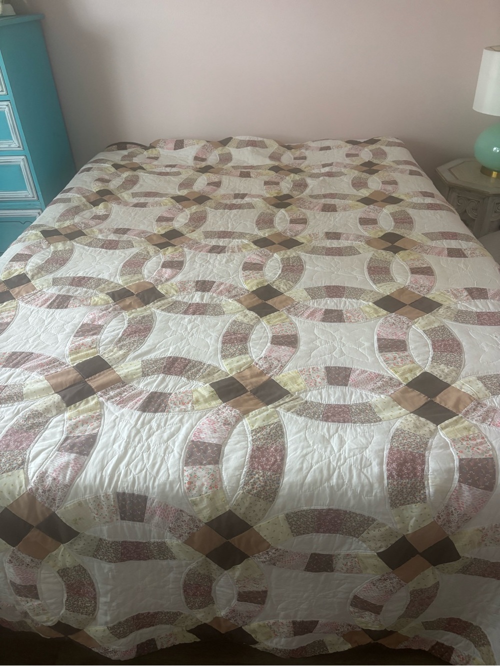 Patchwork Double Wedding Ring Quilt in White and Pink